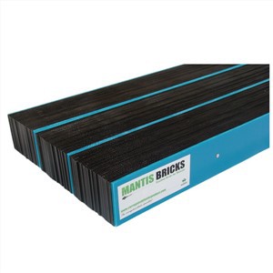 Plastikowe cegły strumieniem wody